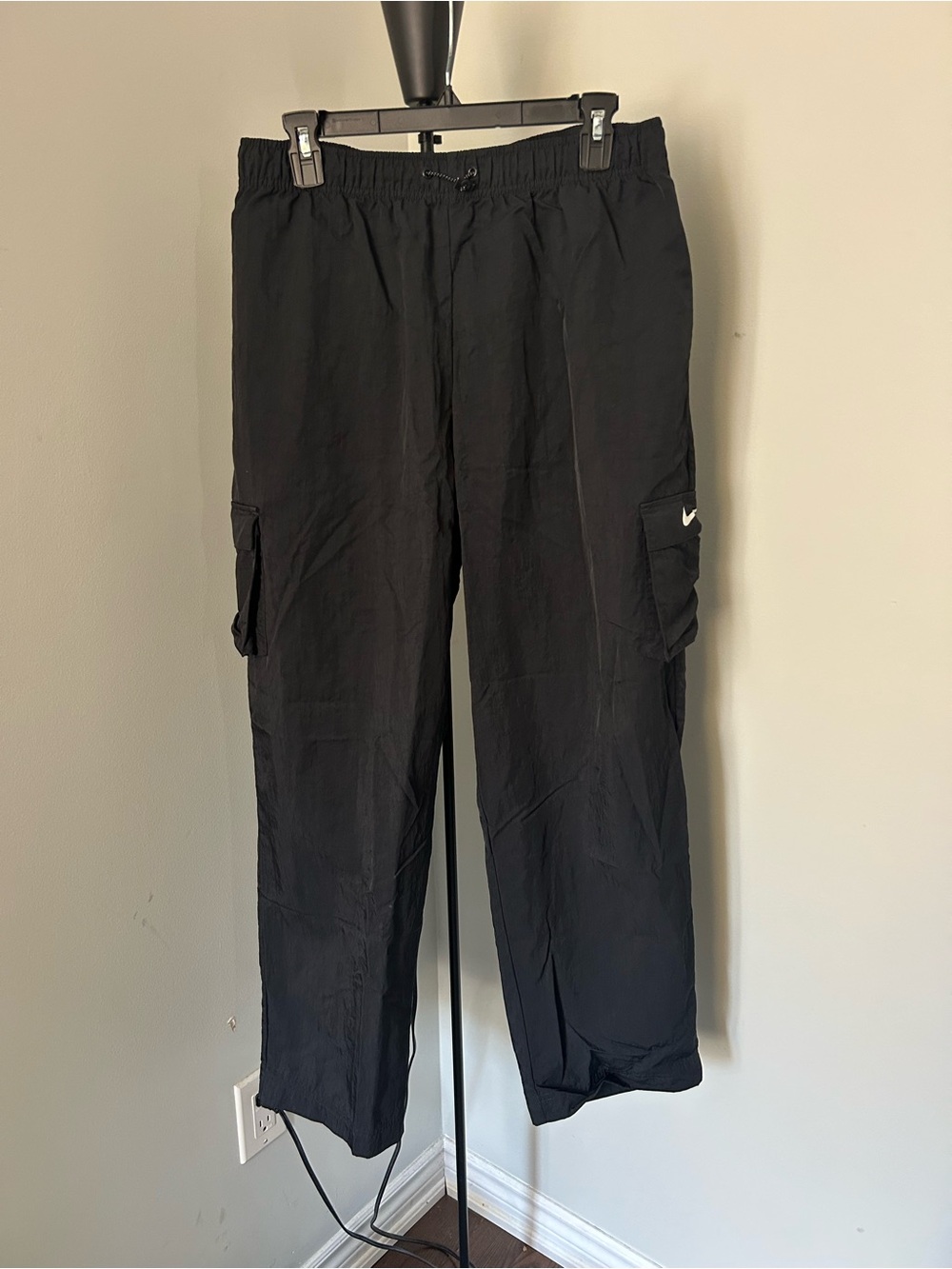 Nike Women’s Black Cargo Pants - Picture 2 of 4